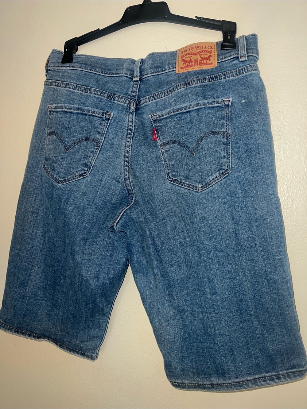 Levi's Blue Mid-Length Bermuda Denim Shorts size 28 Waist 32” Inseam 11”